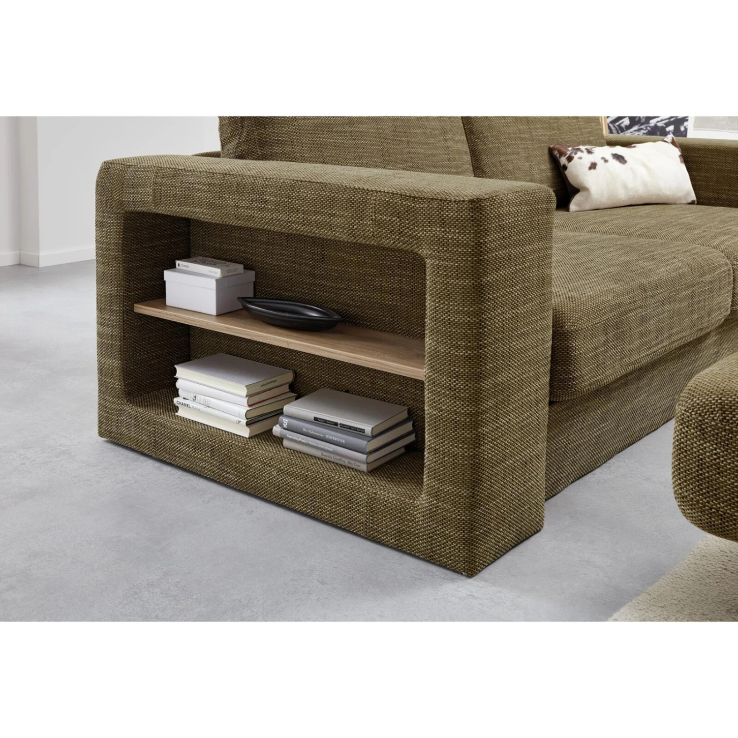 Sofa mit 2 Hockern - LOOKS by Wolfgang Joop - braun - Armlehne mit Regal - 232 cm 5 Sofa mit 2 Hockern - LOOKS by Wolfgang Joop - braun - Armlehne mit Regal - 232 cm – Bild 5